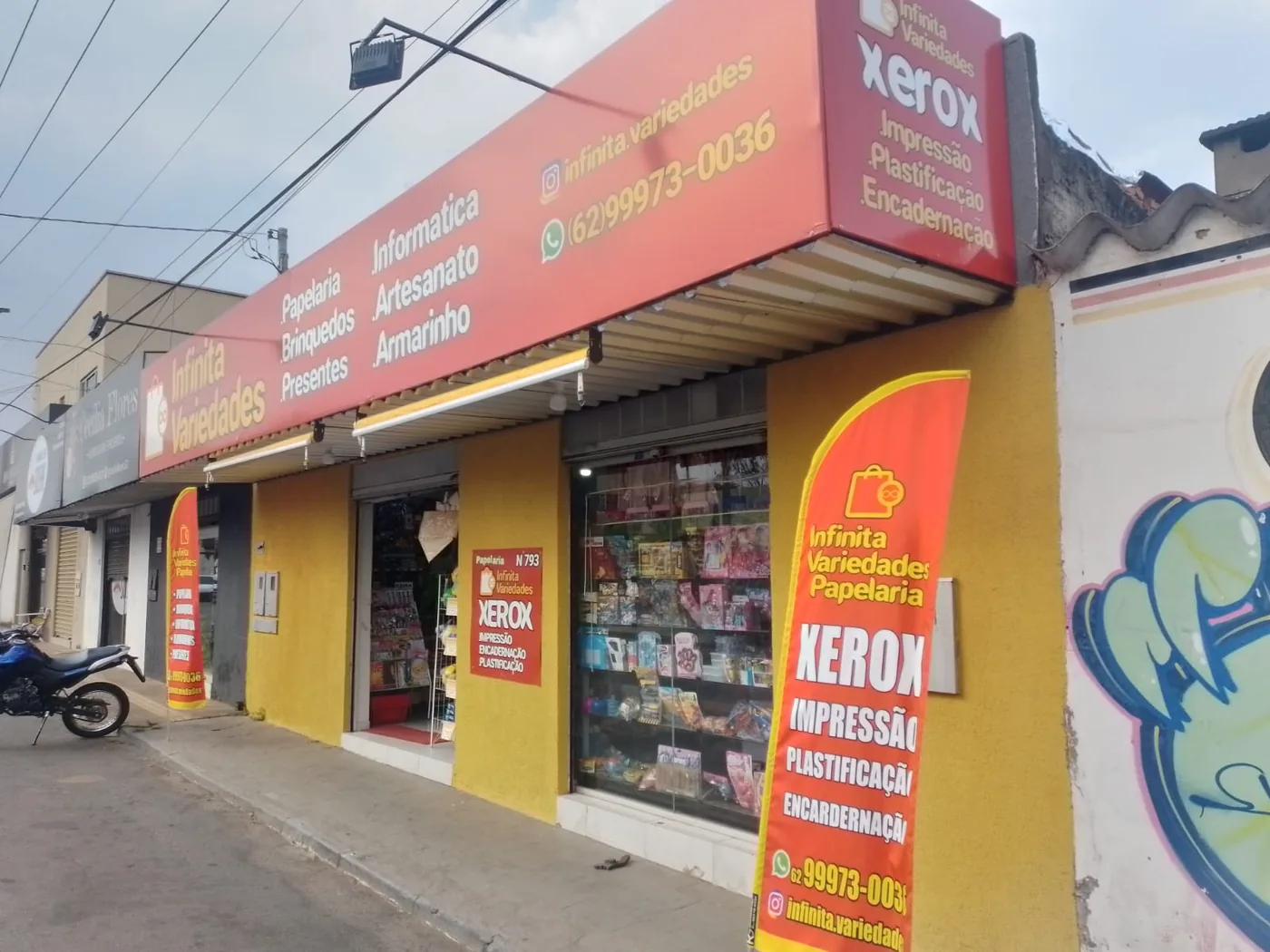 Entrada da loja com vitrine de brinquedos